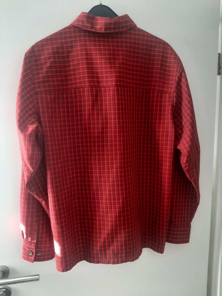 schickes rotes Hemd 