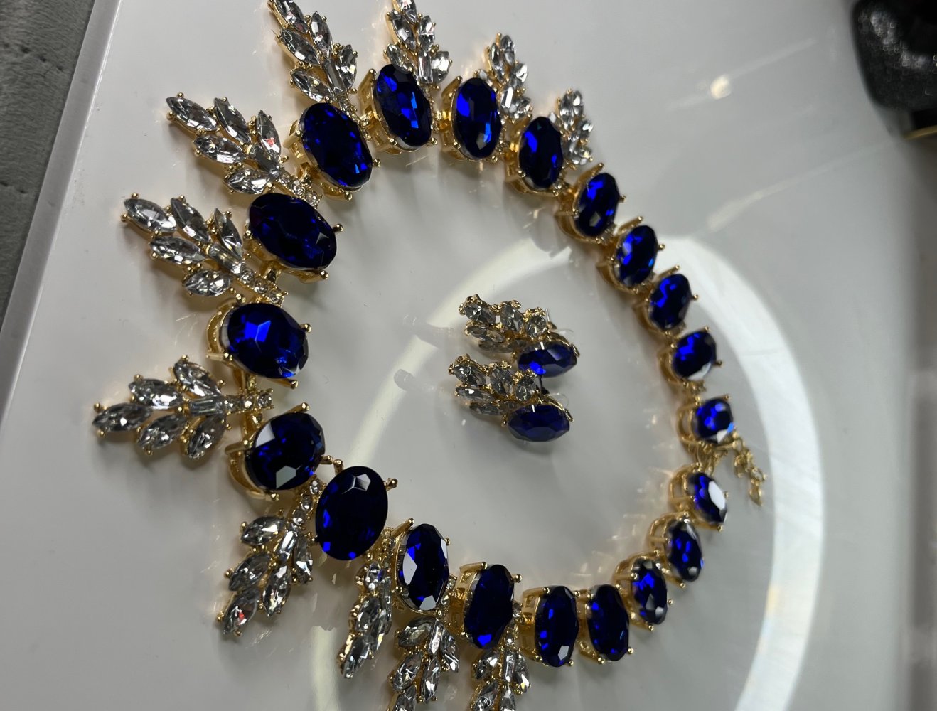 Königsblaue Ohrringe