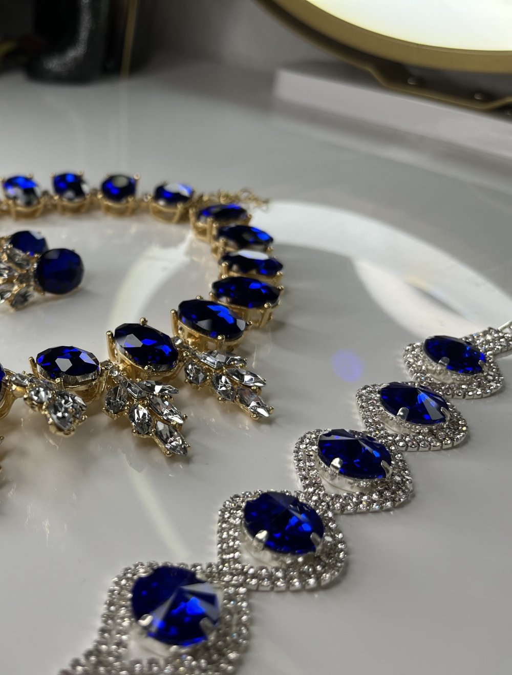 Königsblaue Ohrringe