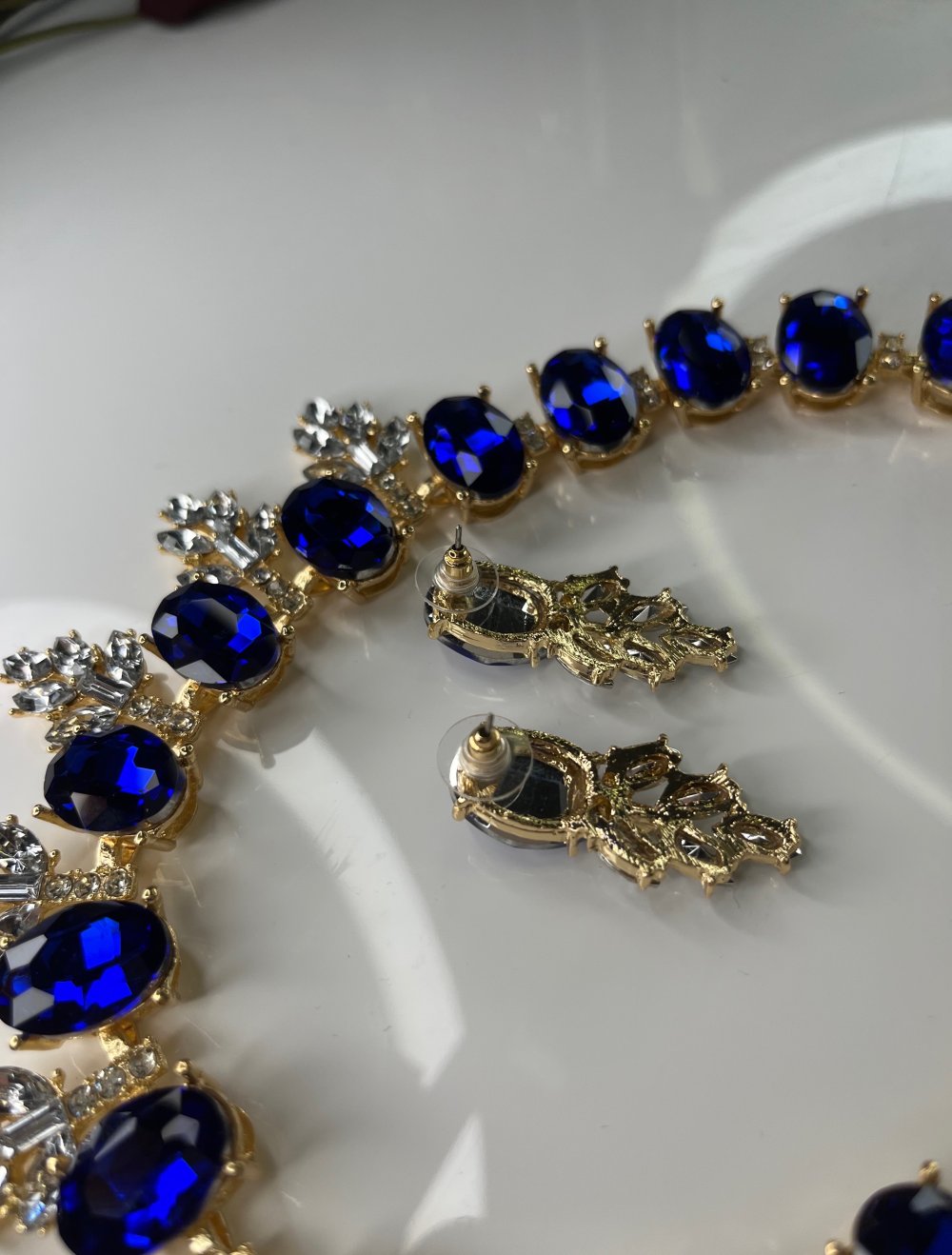 Königsblaue Ohrringe