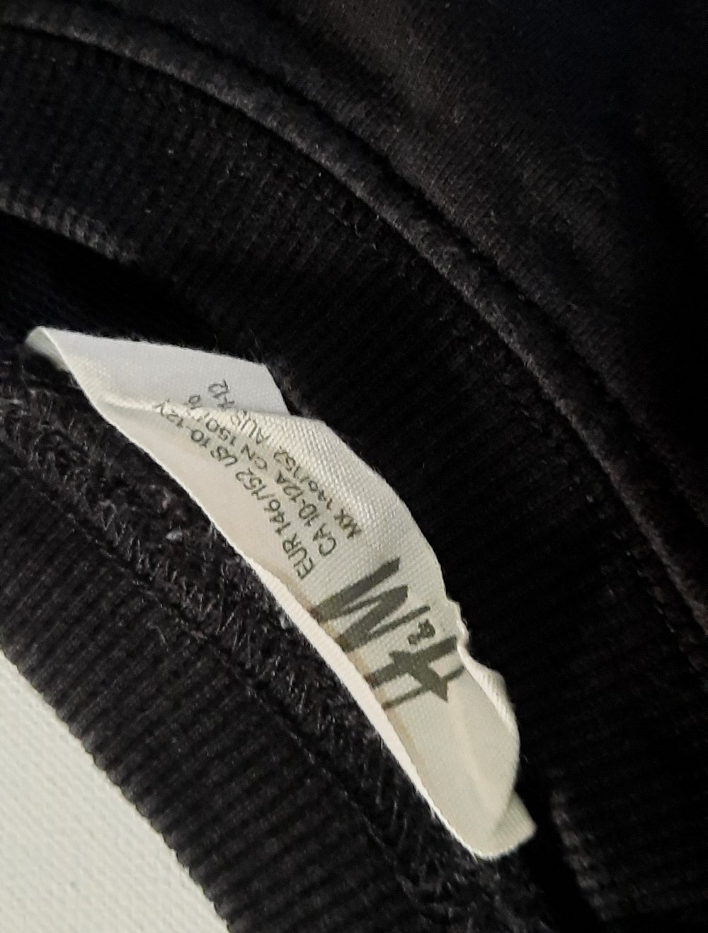 sweater mit totenkoof muster