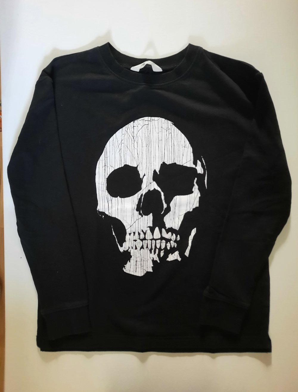 sweater mit totenkoof muster