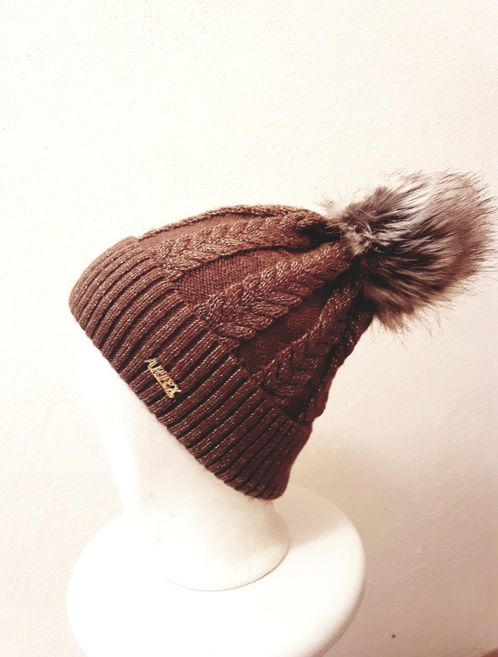 neue warme braune Mütze mit Gold und Pomel