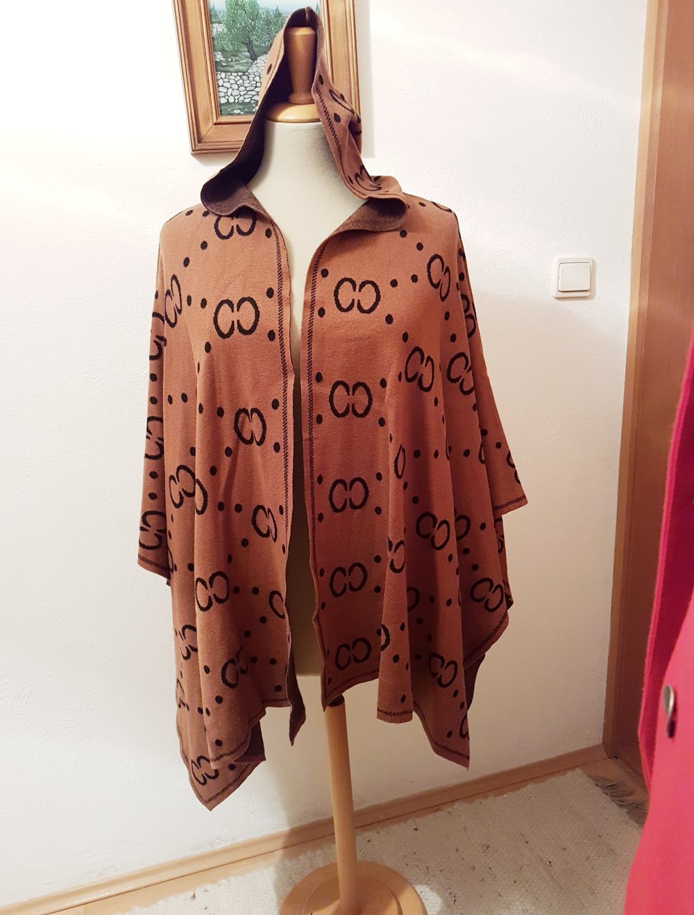 poncho  Braun mit Gucci oder Chanel zeichen