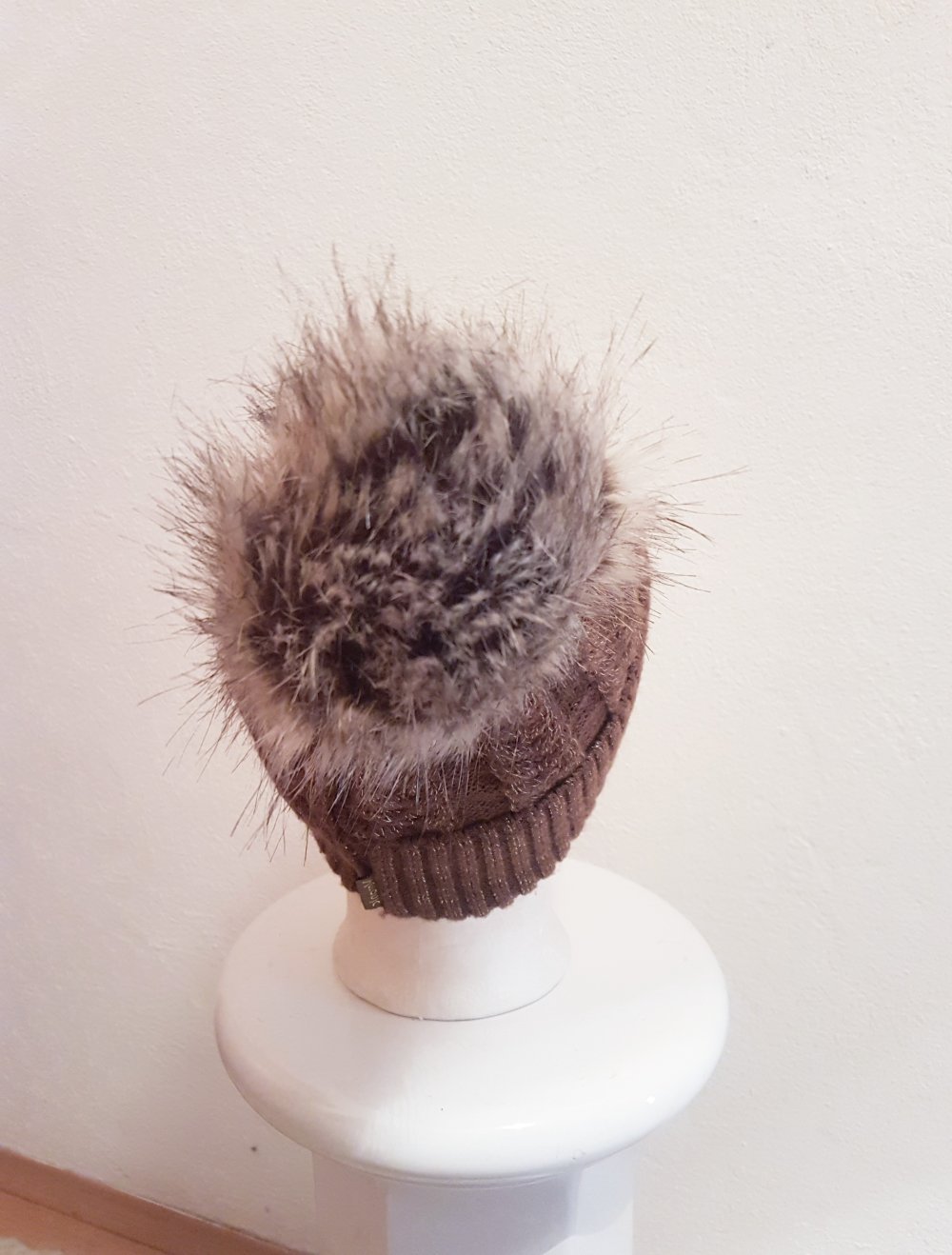 neue warme braune Mütze mit Gold und Pomel