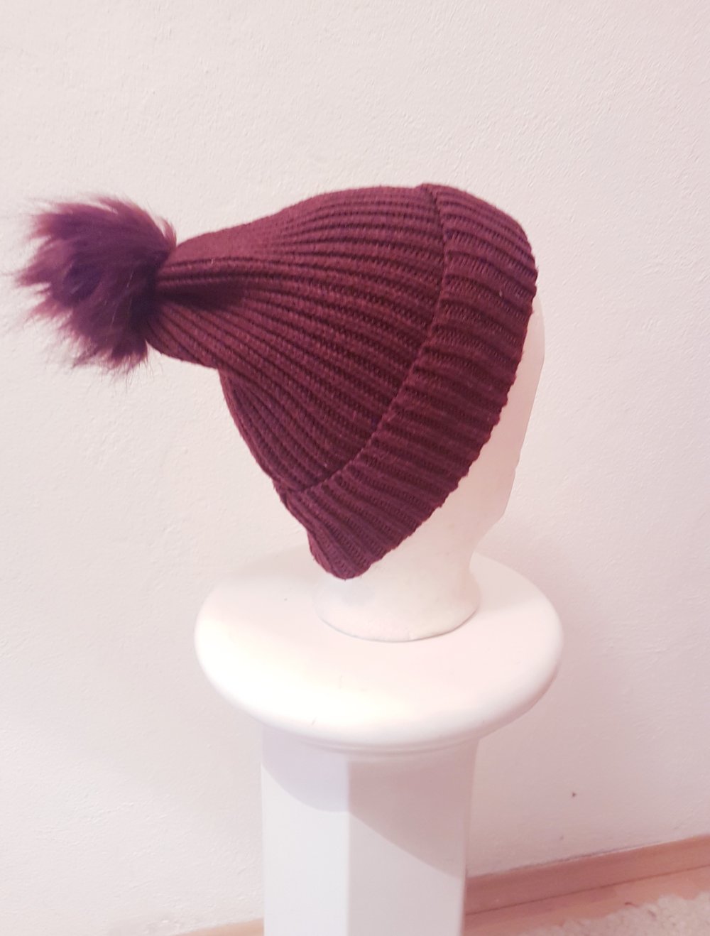 neue rote mütze mit kustfell Pomel