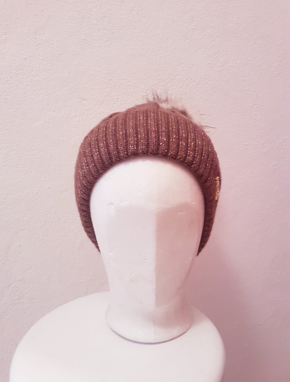 neue warme braune Mütze mit Gold und Pomel