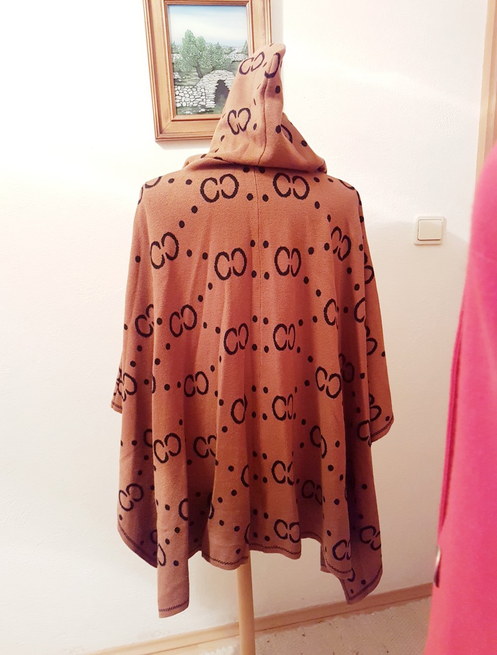 poncho  Braun mit Gucci oder Chanel zeichen