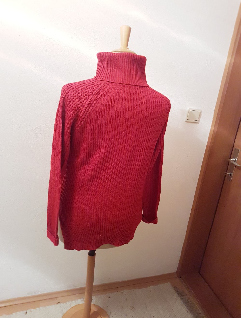roter rollkragen pullover