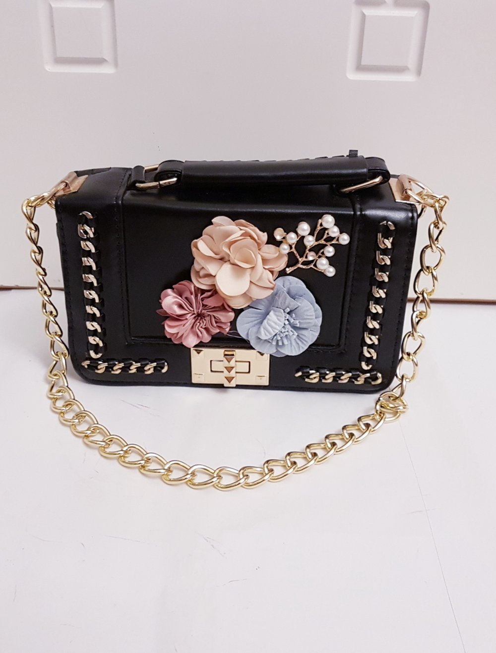 Neue schwarze Tasche mit nieten