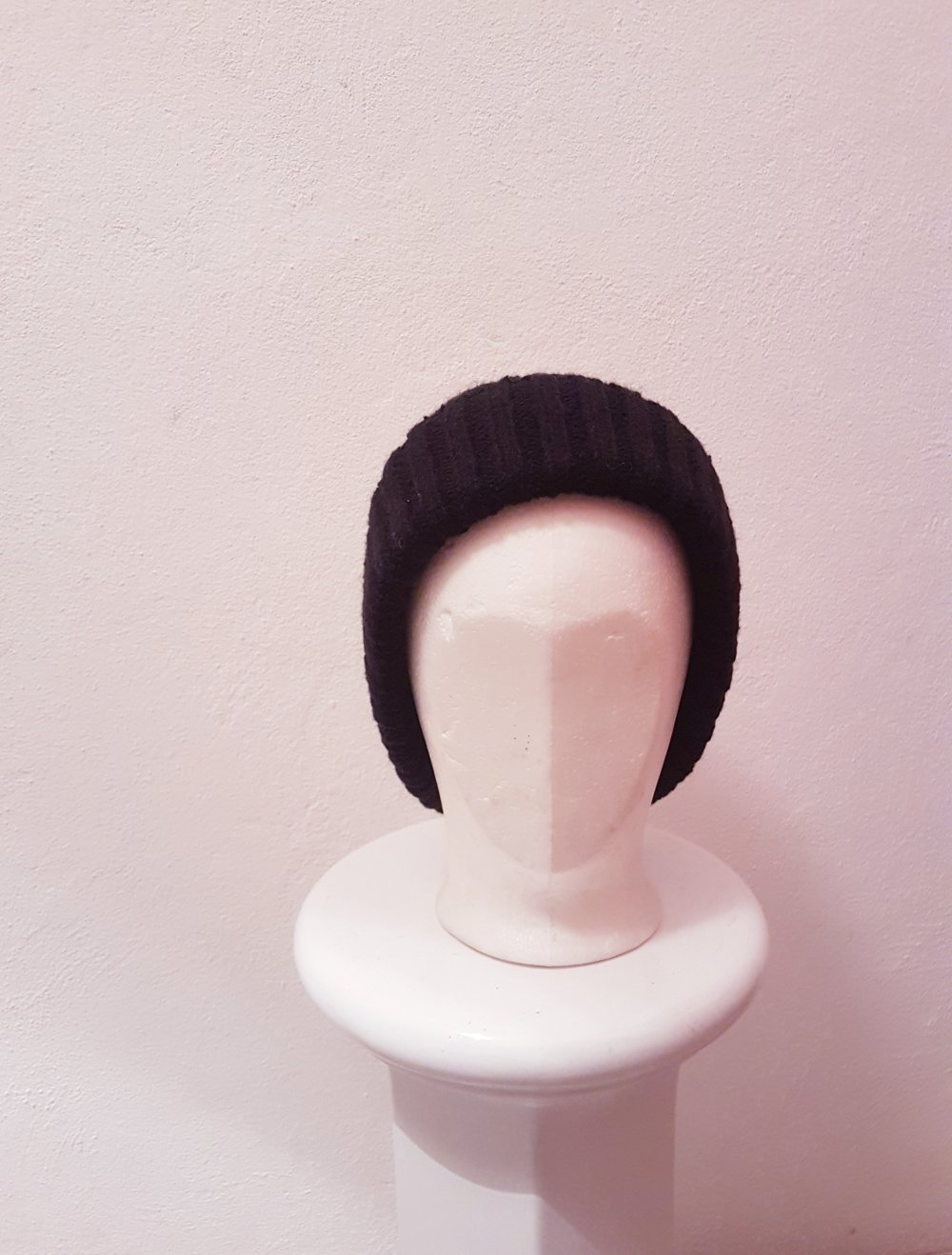 neue schwarze Mütze