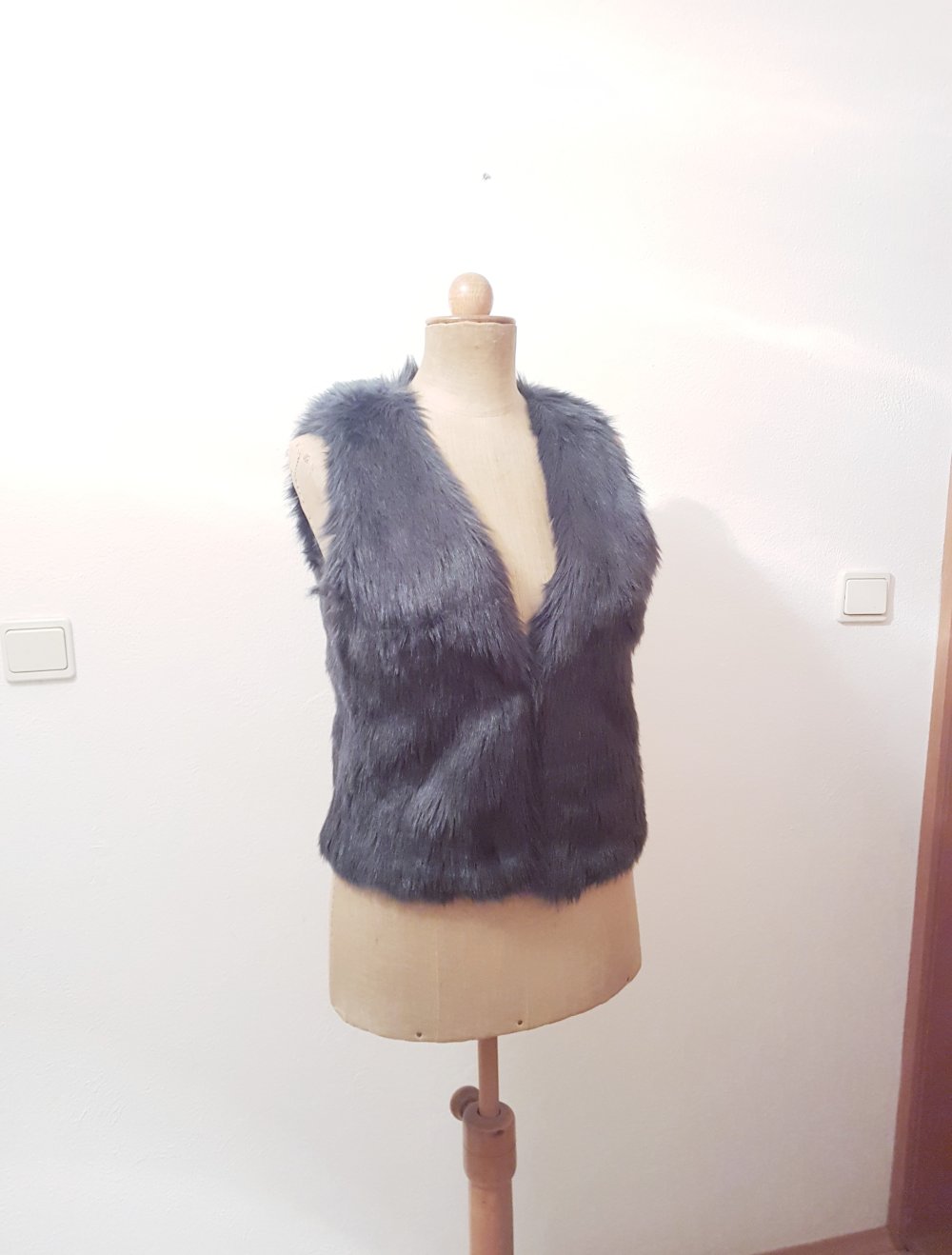 blau graue felljacke ärmellos