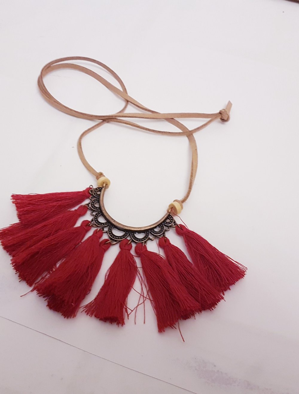 rote fransen halskette mit braunen