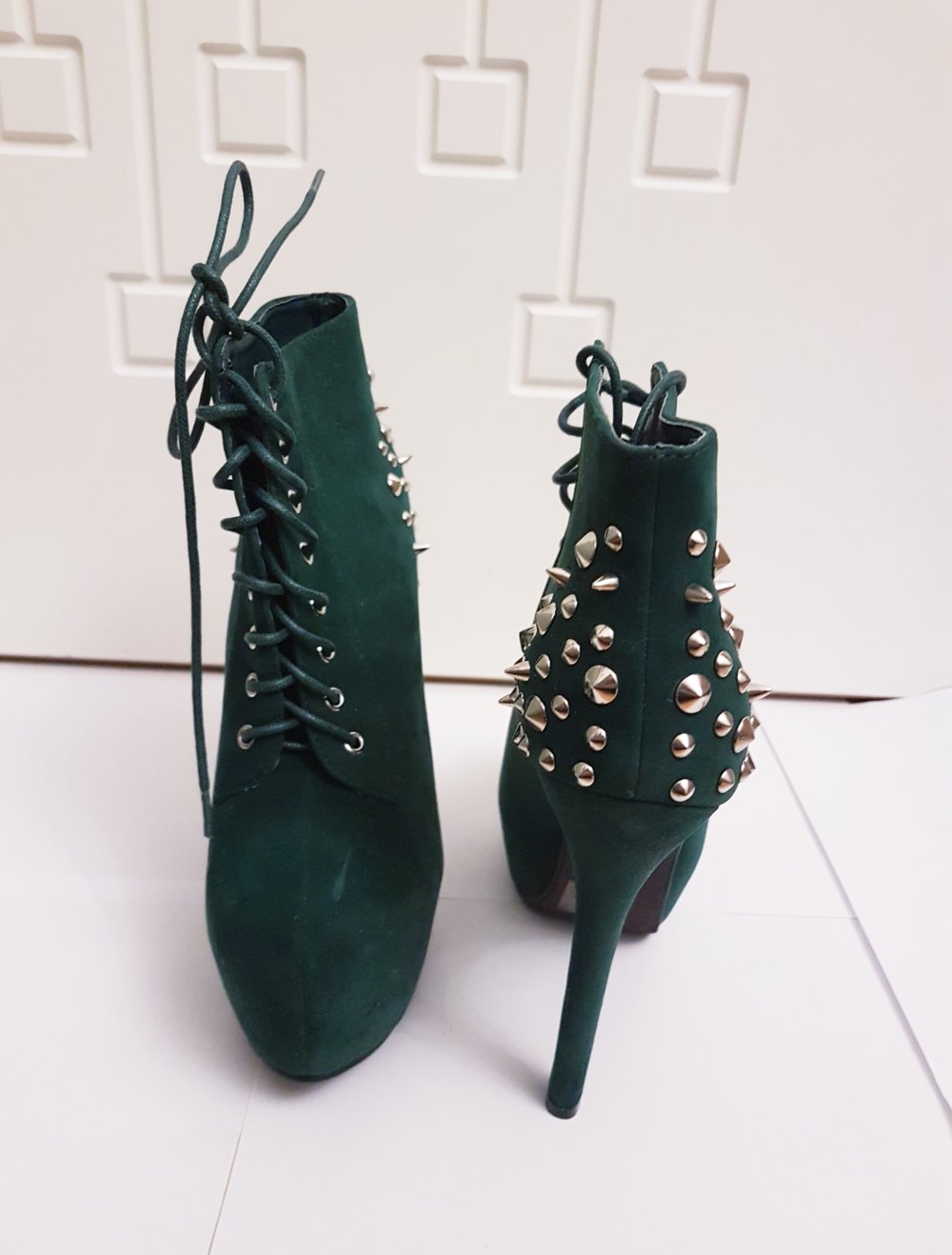 Neue grüne stiefeletten mit Nieten