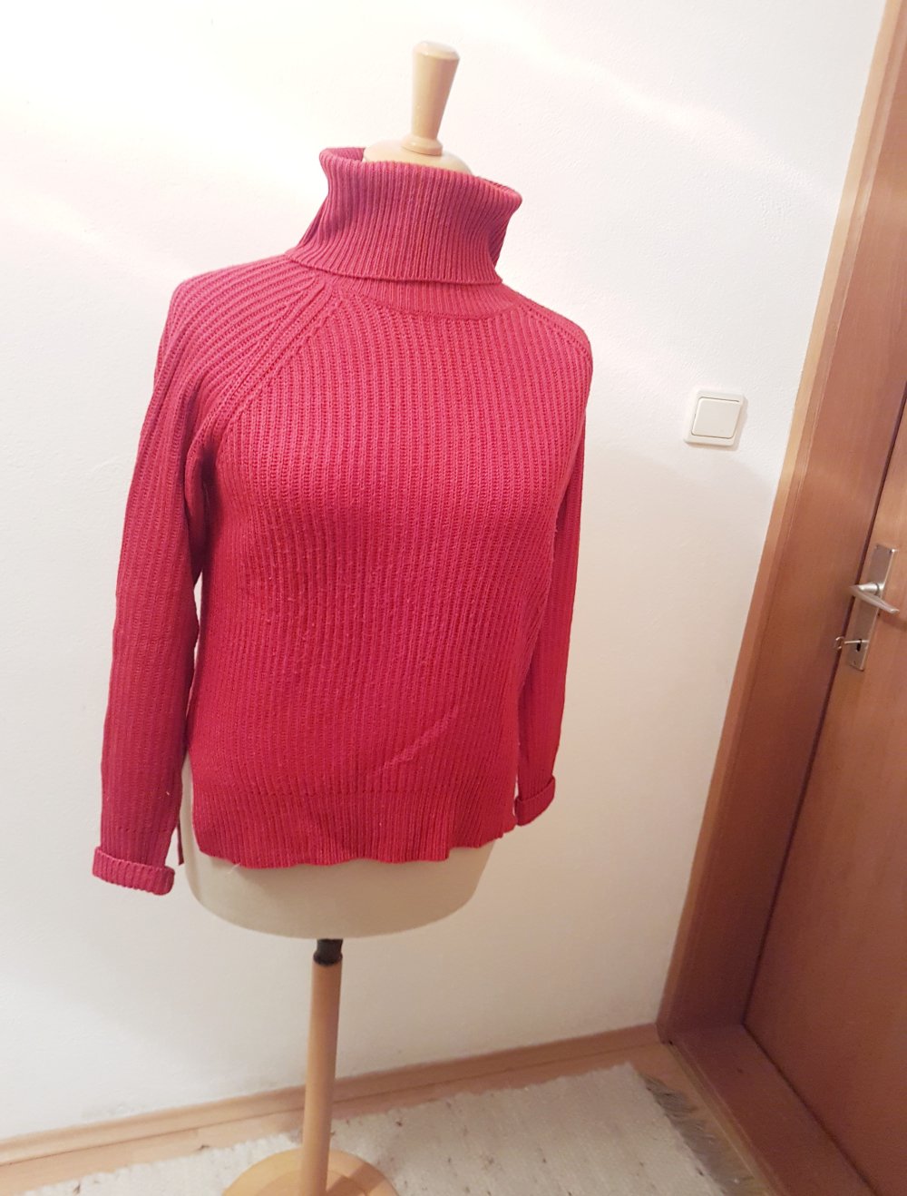 roter rollkragen pullover