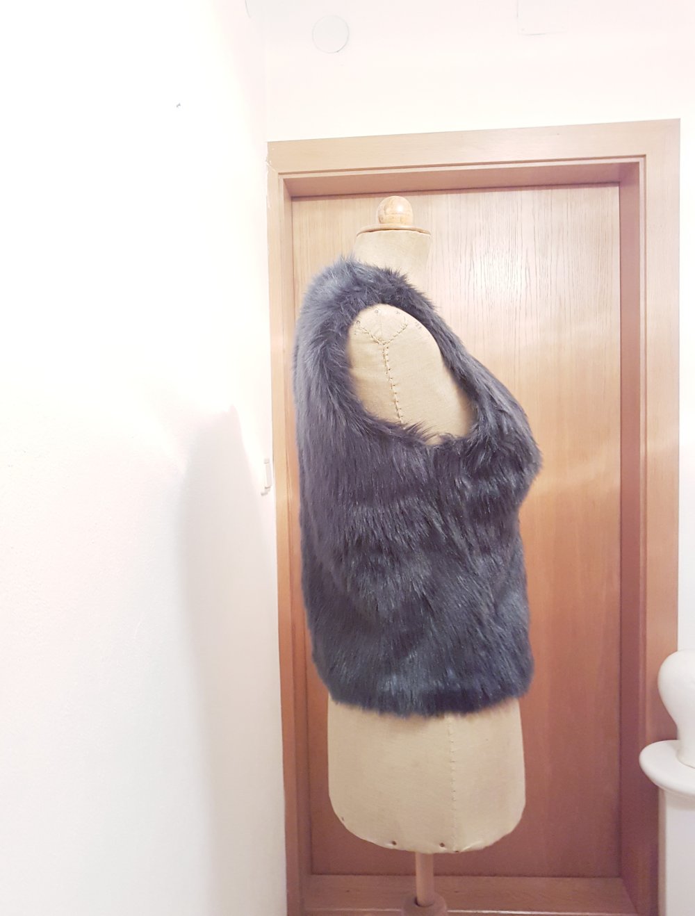 blau graue felljacke ärmellos