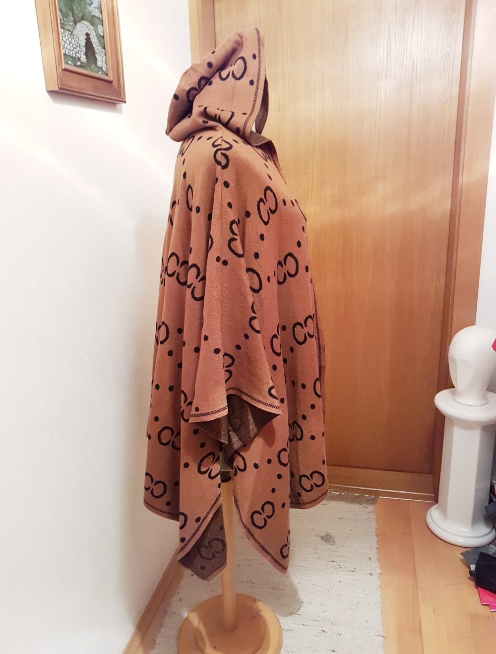 poncho  Braun mit Gucci oder Chanel zeichen