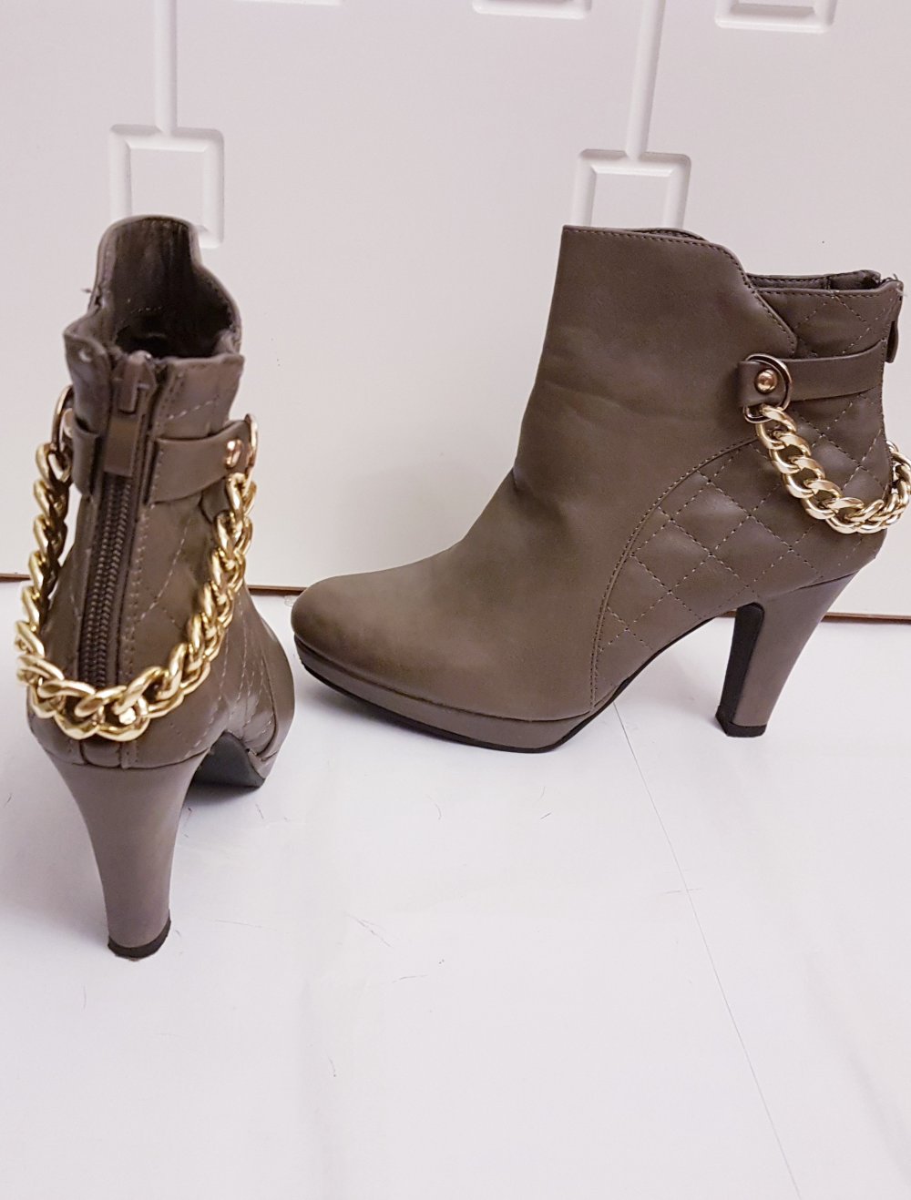 Neue braun gesteppte stiefeletten mit gold kette