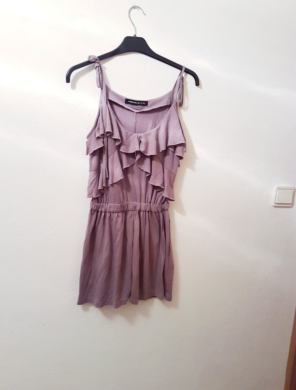 Neuer lila jumpsuite kurz