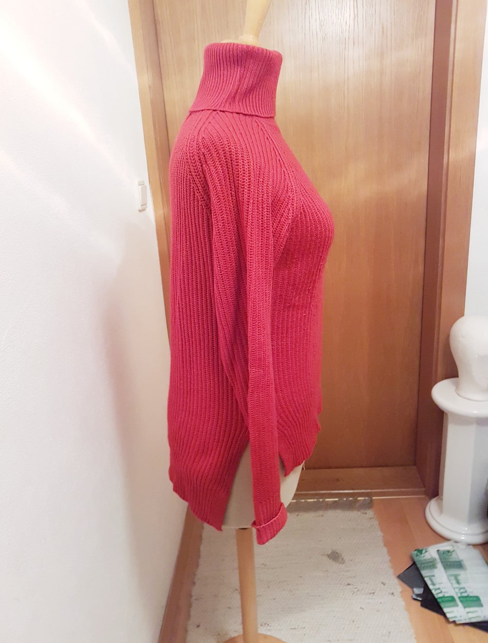 roter rollkragen pullover