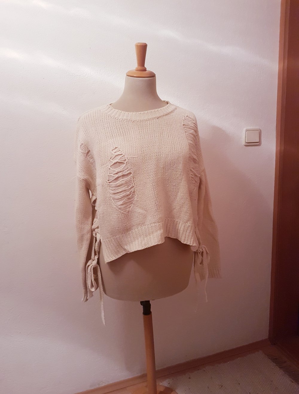 neuer weißer strickpullover