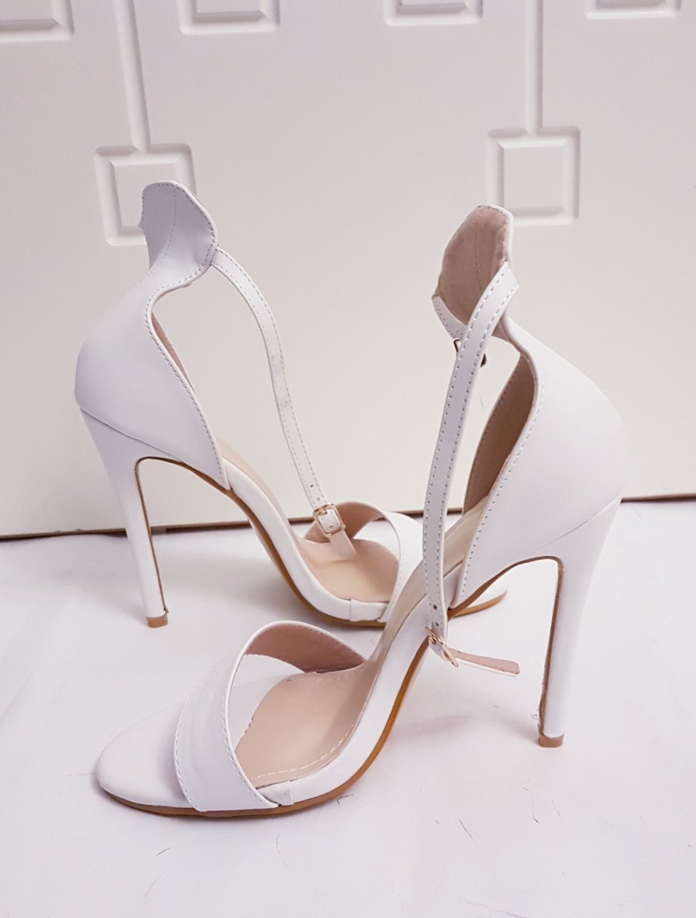 Neue weiße sandaletten