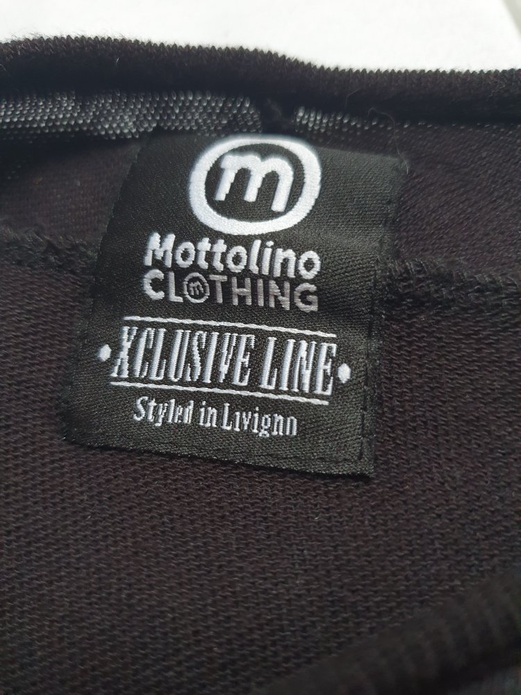 Mottolino Clothing Pullover / langärmliches Shirt in Schwarz mit dem Mottolino Logo auf Brust Merch