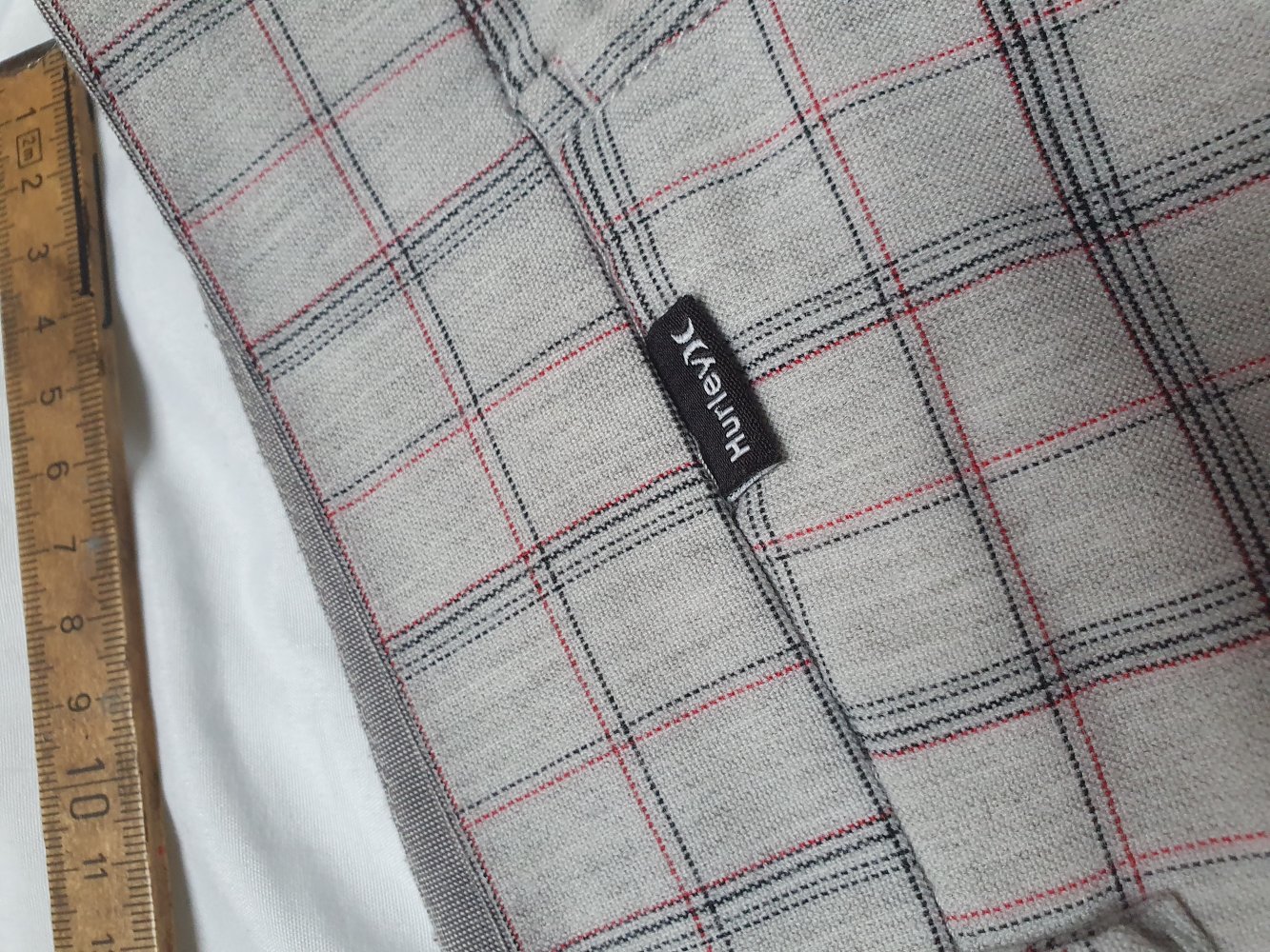 Hurley kurze Hose Shorts in weiß / grau mit rot schwarzen Streifen in Größe 33 NEU