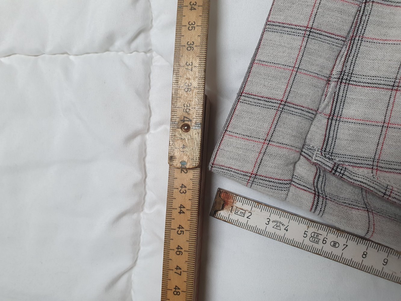 Hurley kurze Hose Shorts in weiß / grau mit rot schwarzen Streifen in Größe 33 NEU