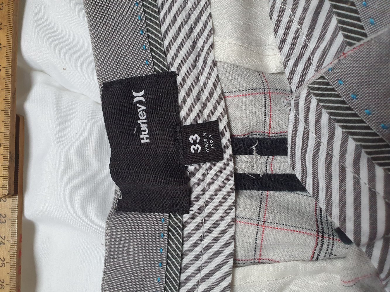 Hurley kurze Hose Shorts in weiß / grau mit rot schwarzen Streifen in Größe 33 NEU