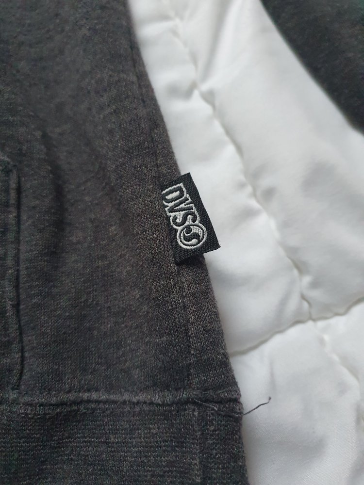 DVS Pullover Kapuze Hoddie in grau mit gelbem Logo in S meliert