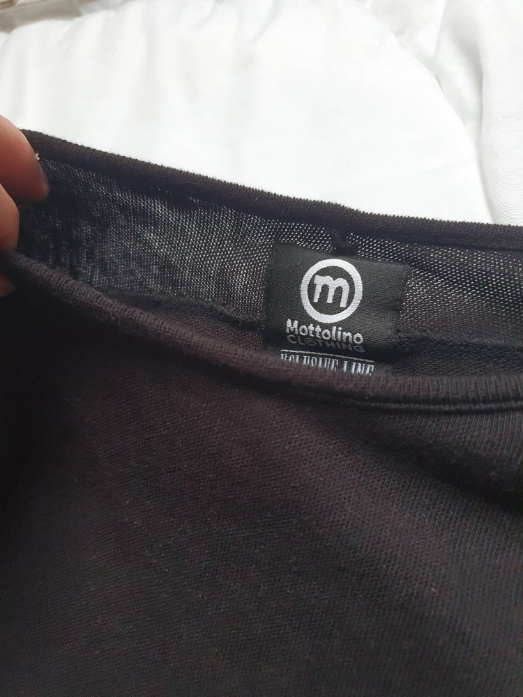 Mottolino Clothing Pullover / langärmliches Shirt in Schwarz mit dem Mottolino Logo auf Brust Merch