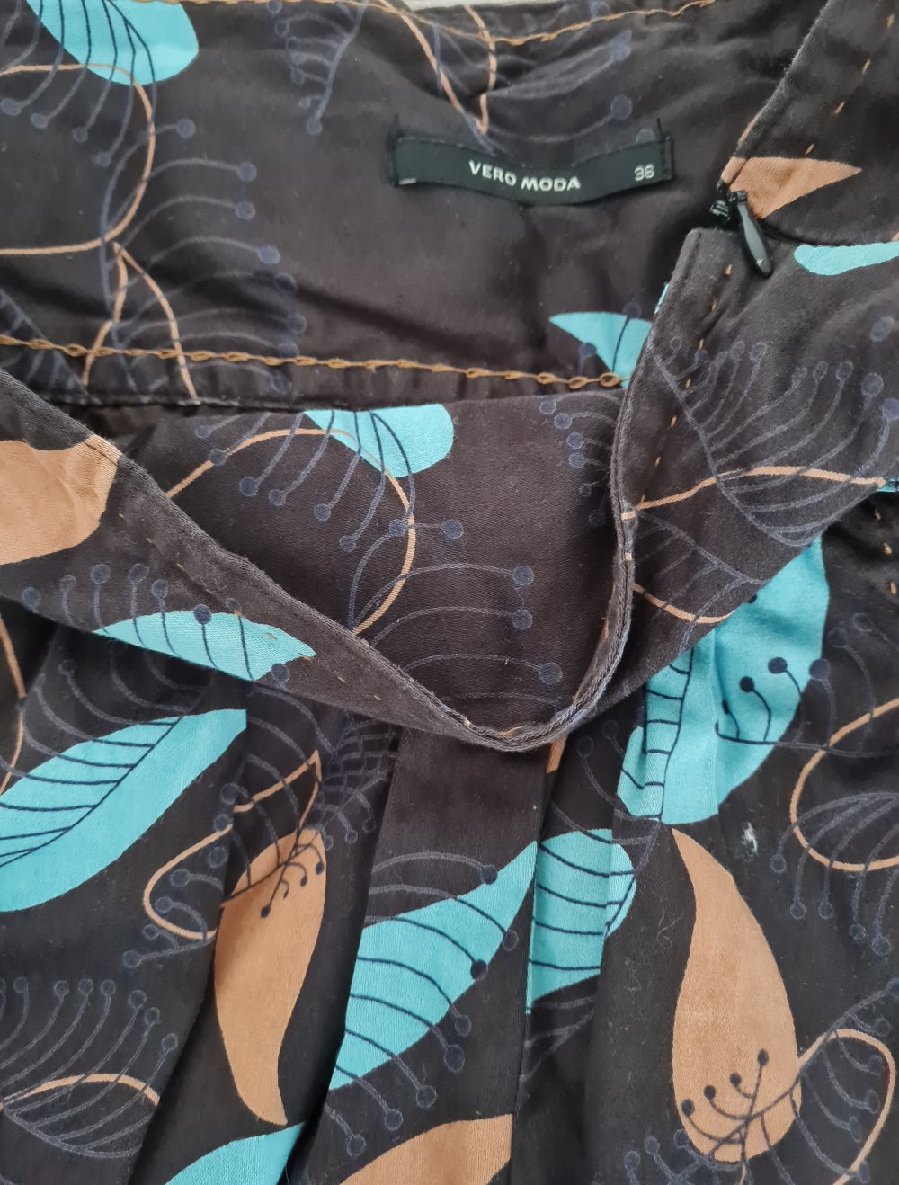 Rock mit auffälligem Muster