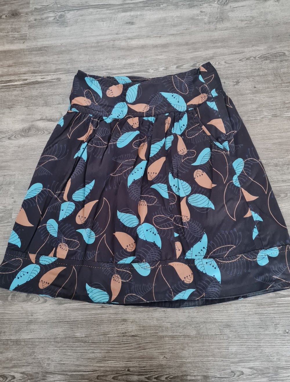 Rock mit auffälligem Muster