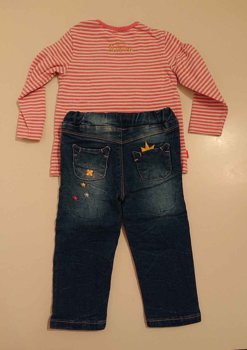 Set aus gestreiftem Langarmshirt und niedlicher Jeans