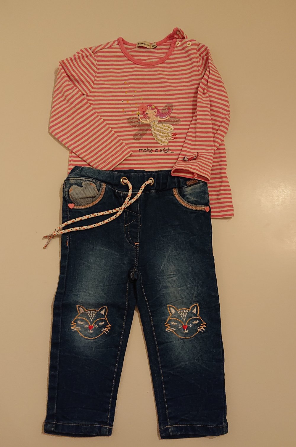 Set aus gestreiftem Langarmshirt und niedlicher Jeans