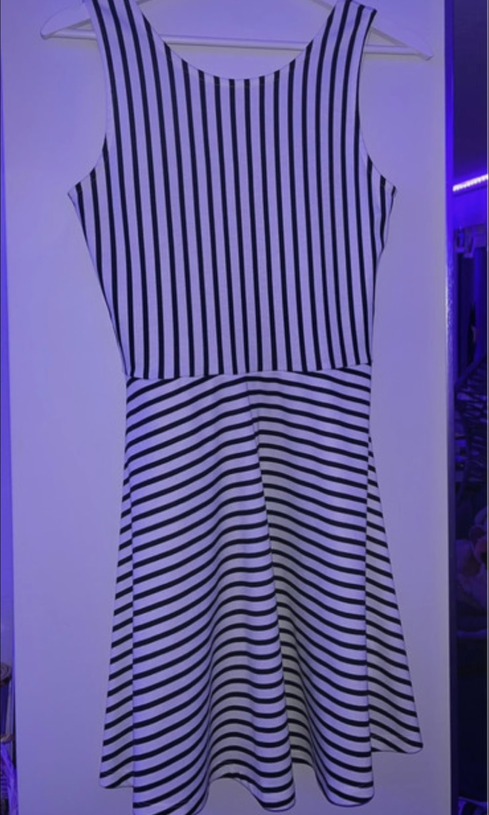 Gestreiftes Sommerkleid