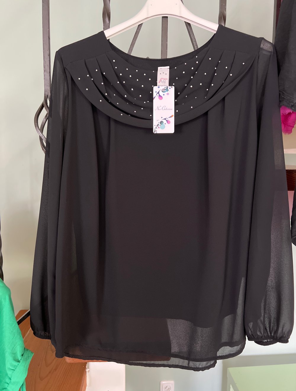 schwarze Hemd mit perlen