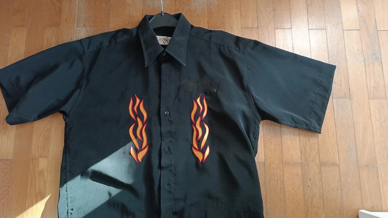 Extravagantes Herrenhemd Kurzarm mit Flammendesign - aufgestickte Flammen - Gr. M