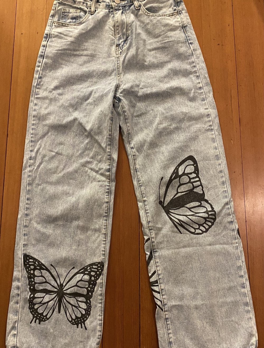 Mom Jeans mit Schmetterlingaufdruck