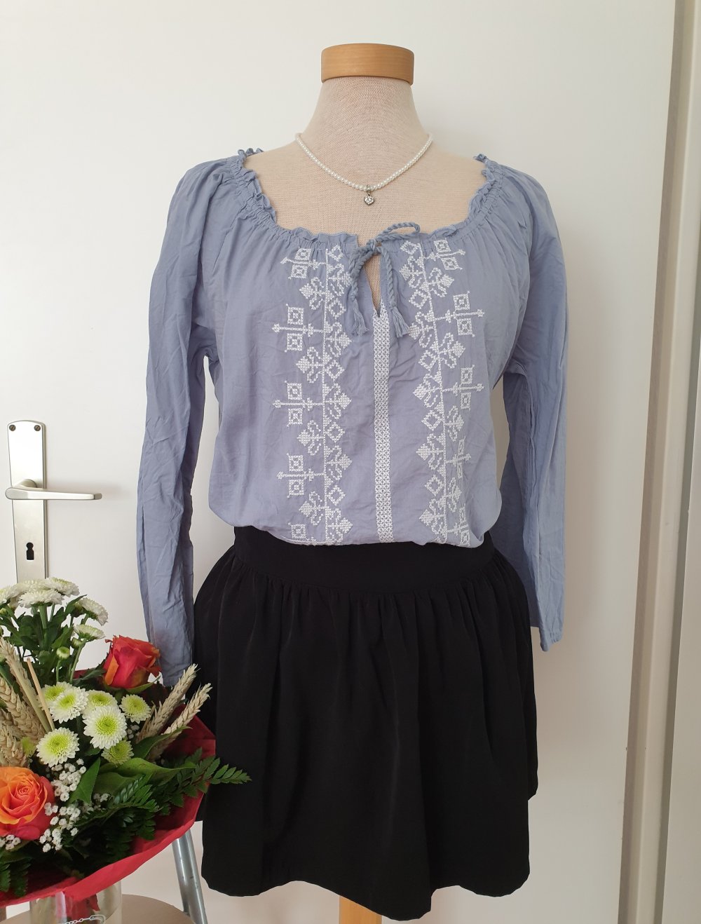 hellblaue Bluse Stickerei