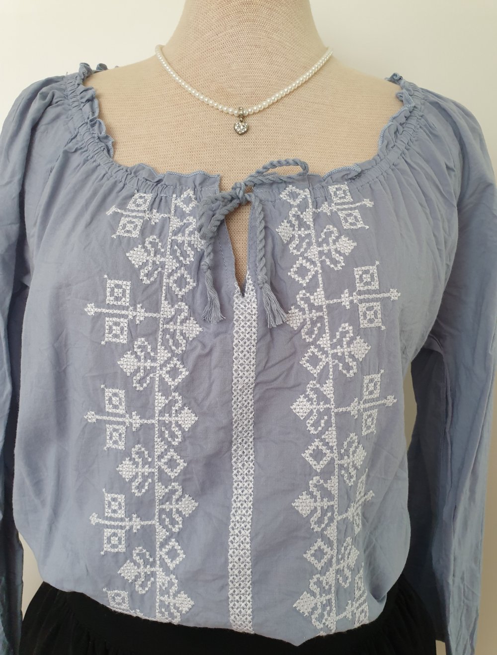 hellblaue Bluse Stickerei