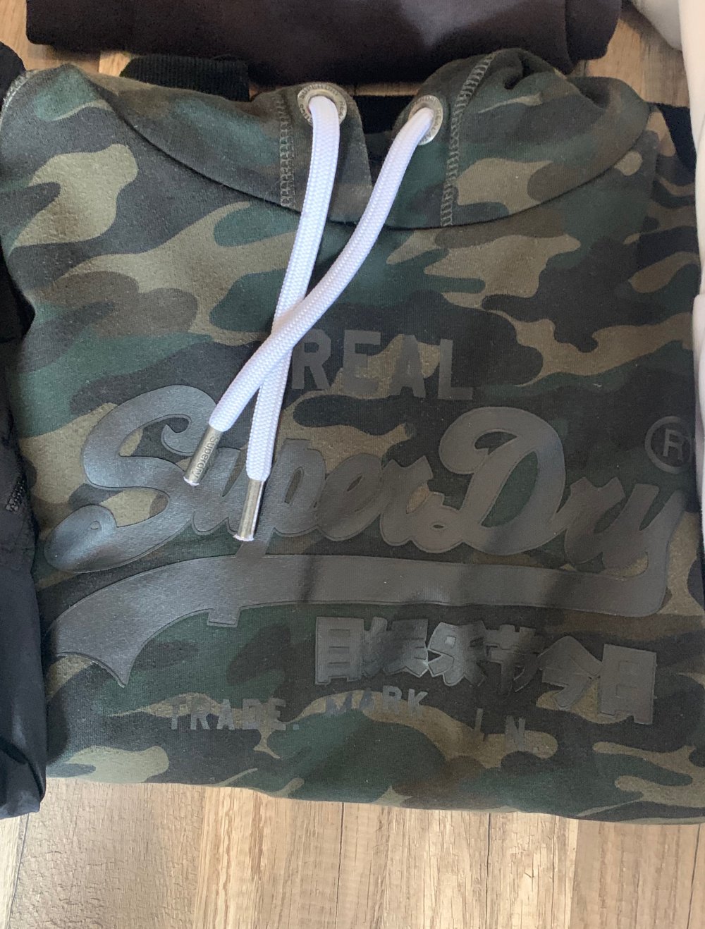 verschiedene Hoodies und 3 Jacken