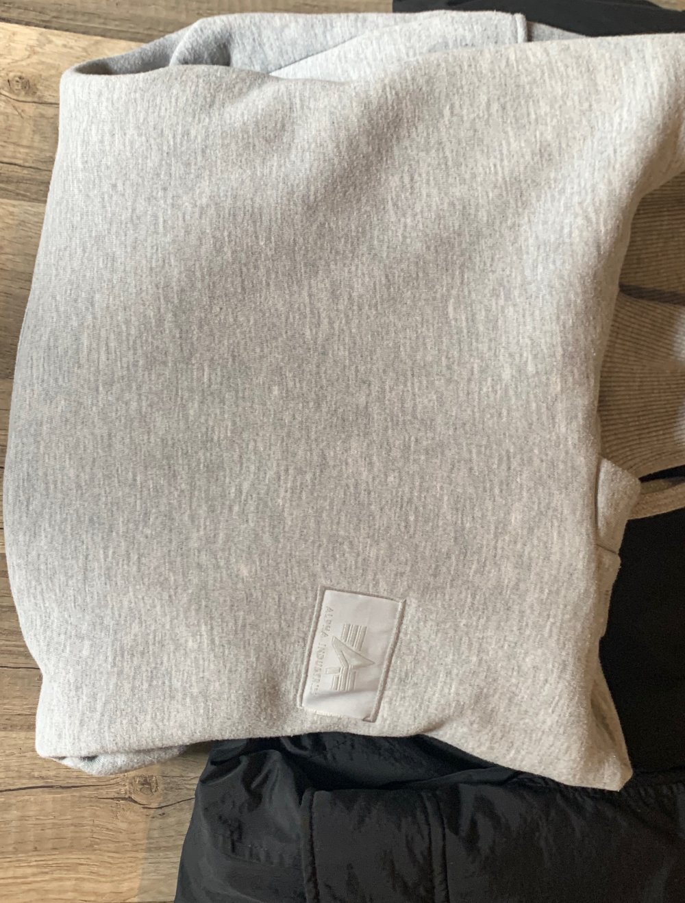 verschiedene Hoodies und 3 Jacken