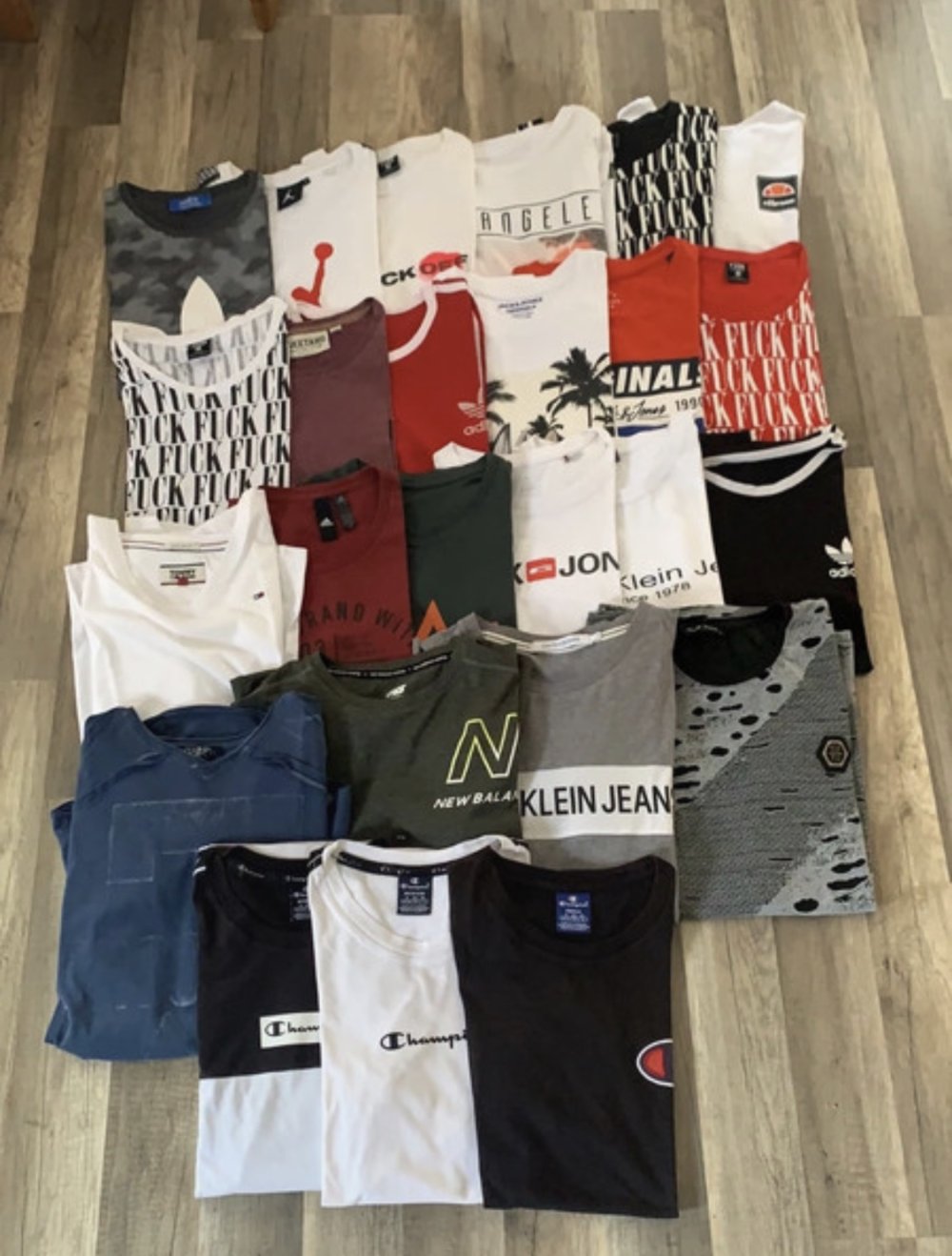 Verschiedene T-Shirts Im Paket