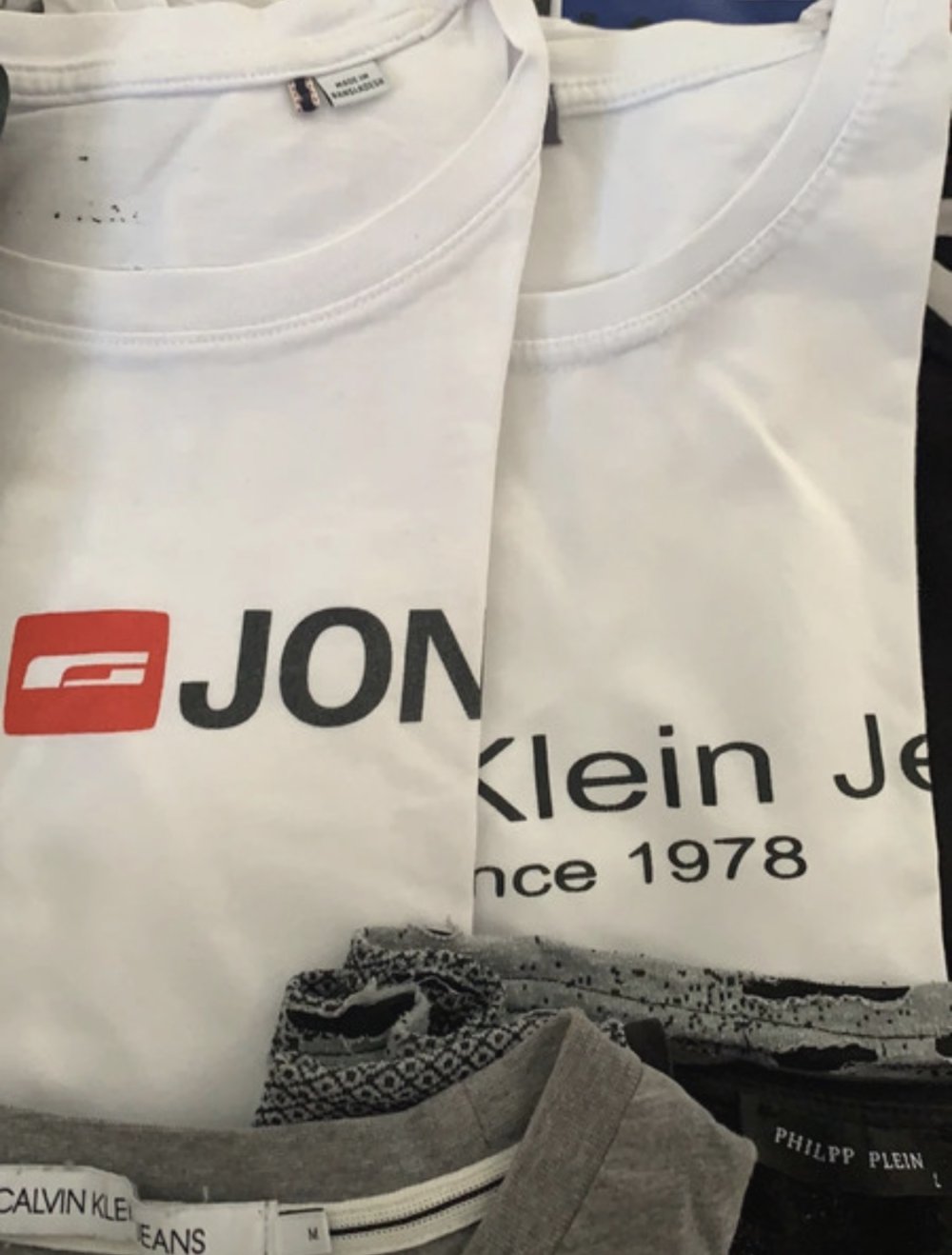 Verschiedene T-Shirts Im Paket