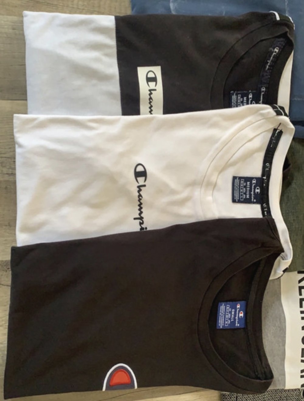 Verschiedene T-Shirts Im Paket