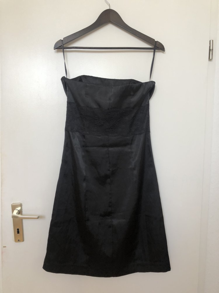 Schwarzes schulterfreies Kleid mit Spitze