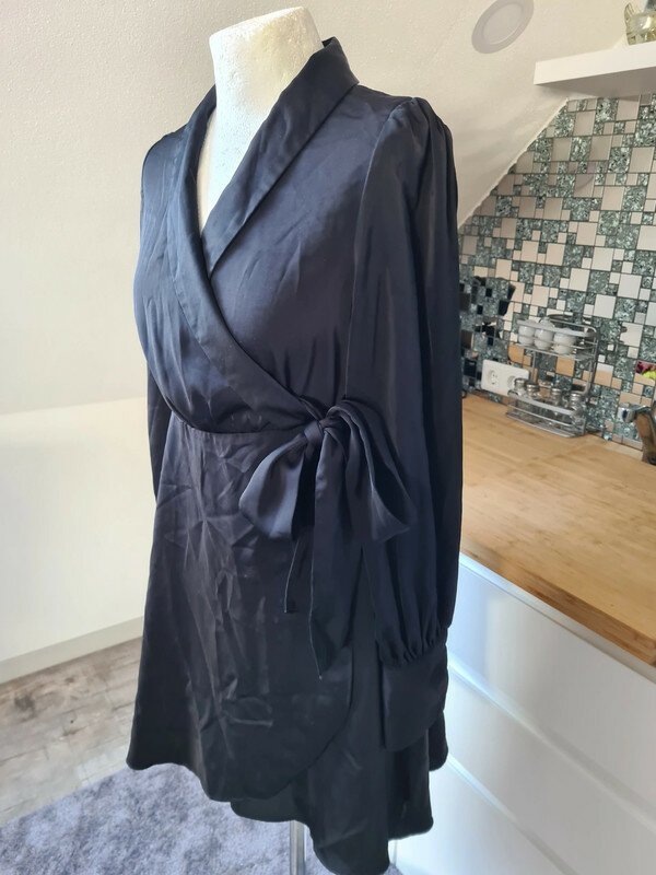 Wickelkleid Gr. M schwarz satin Vero Moda Langarm