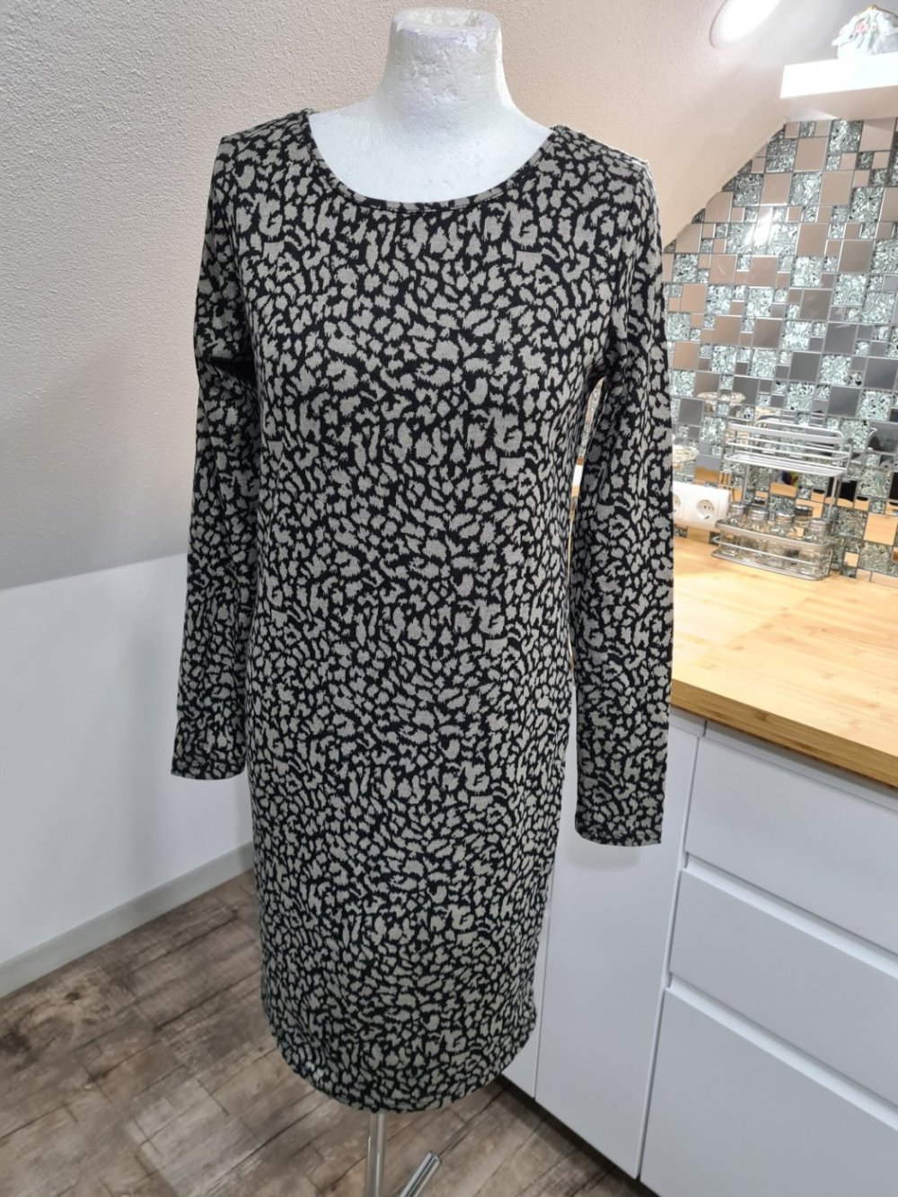 Kleid Vila Gr. 36 (S-M) leomuster Grau / schwarz Langarm Jersey